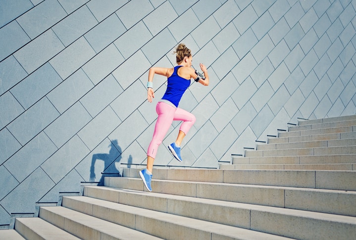 Girl is runing on the city